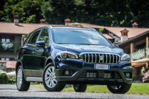 Qua những hình ảnh chính thức, có thể thấy Suzuki S-Cross 2016 được trang bị đèn pha tái thiết kế, lưới tản nhiệt hình lục giác với các thanh mạ crôm nằm dọc, nắp capô khác biệt đi kèm 2 đường gân và cản va trước hầm hố hơn. Đèn pha dạng LED hiện đại chỉ là trang thiết bị tùy chọn của Suzuki S-Cross 2016.