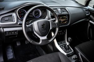 Tại thị trường Ý, Suzuki S-Cross 2016 có 3 bản trang bị là Easy, Cool và Top. Trong đó, bản tiêu chuẩn Easy đi kèm la-zăng 16 inch, tính năng Start/Stop động cơ tự động, hệ thống kết nối Bluetooth, 7 túi khí và hỗ trợ khởi hành ngang dốc.