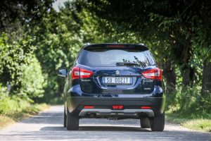 Đằng sau Suzuki S-Cross 2016 có đèn hậu dạng LED mới.