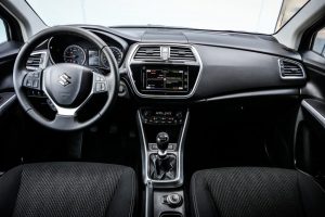 Bên trong Suzuki S-Cross 2016 không có quá nhiều thay đổi so với phiên bản cũ.