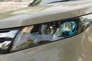 Cụm đèn pha Halogen mới được thiết kế bắt mắt với điểm nhấn là thấu kính Projector màu xanh dương. 