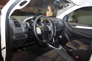 Isuzu MU-X định giá 899 triệu đồng, đối đầu Toyota Fortuner - ảnh 3