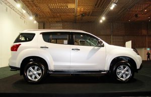 Isuzu MU-X định giá 899 triệu đồng, đối đầu Toyota Fortuner - ảnh 4