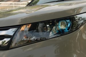 ụm đèn pha Halogen mới được thiết kế bắt mắt với điểm nhấn là thấu kính Projector màu xanh dương. 