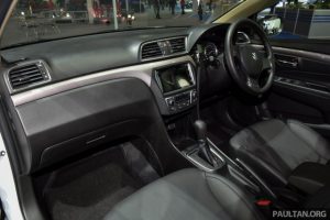 Bên trong Suzuki Ciaz RS 2016 có một số chi tiết bổ sung như nội thất màu đen tuyền, một số điểm nhấn màu bạc và ghế bọc da.